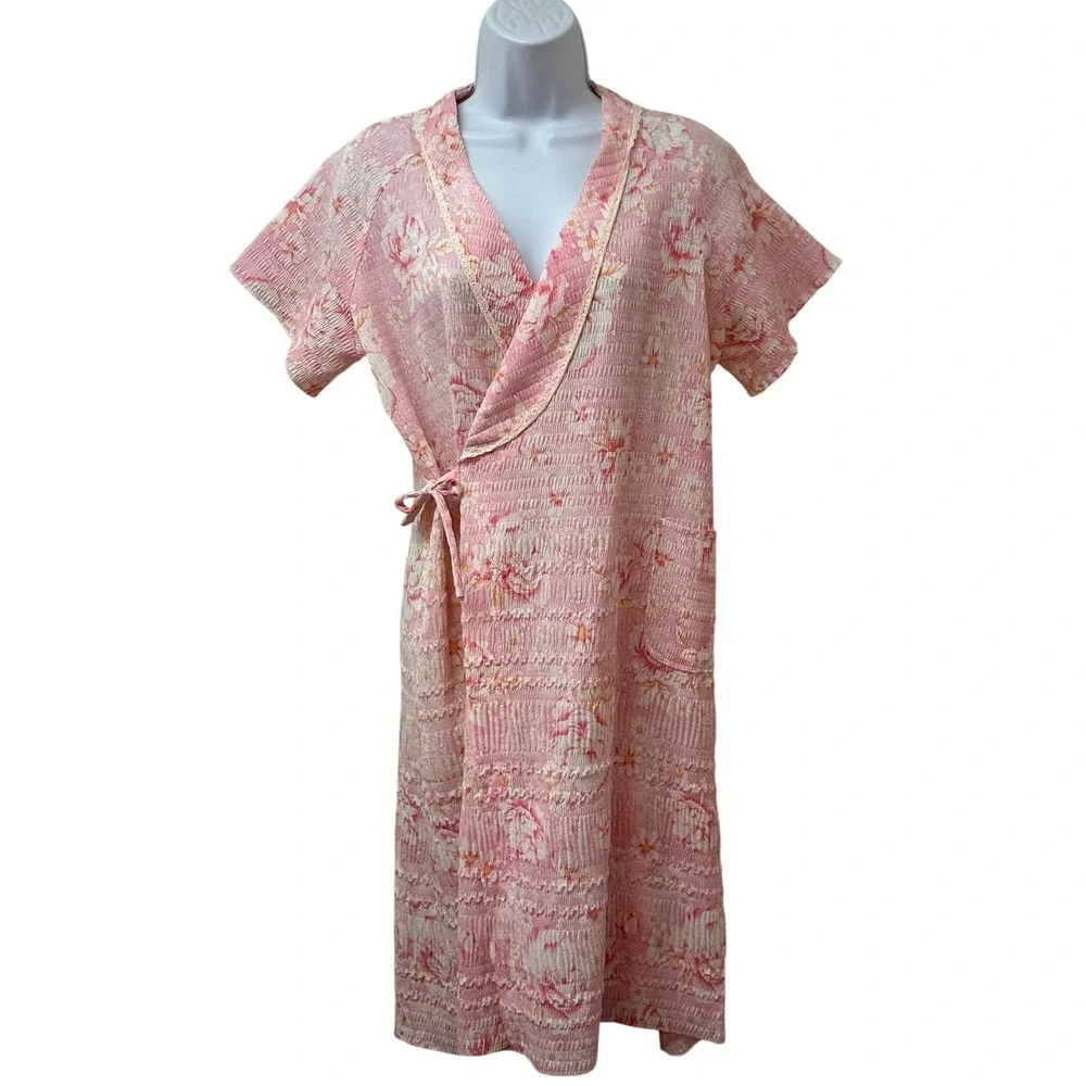 Miss and Mrs Vintage Pink Floral Seersucker Wrap Robe Housecoat Lace Trim Size M